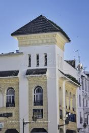 Image du Maroc Professionnelle de  L’architecture du début du XXème siècle sur le boulevard Mohamed V, l'un des plus anciens de "Casablanca". De nombreux architectes internationaux, et surtout des français, qui se sont inspirés des courants des Art Nouveau en vogue en Europe et particulièrement des Art Déco en y ajoutant des caractéristiques locales tel que, stucs, sculptures ou de zelliges, visible sur les façades des immeubles construits pour les colons à Casablanca. Le fameux bâtiment de " Maroc-Soir "  Art nouveau style « Néo-Mauresque » une œuvre de l'architecte français Marius Boyer, , Dimanche 11 Janvier 2009. (Photo / Abdeljalil Bounhar)